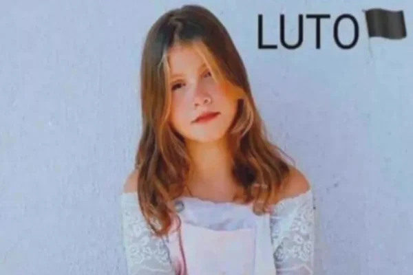Criança morre ao lado da mãe após ser atropelada em calçada no RJ
