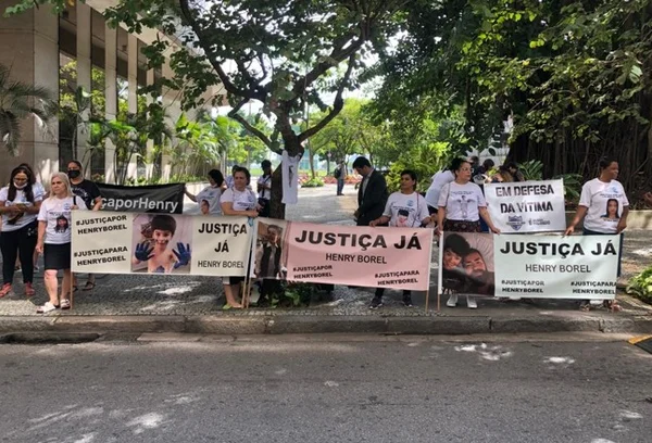 Protesto em audiência de Henry Borel