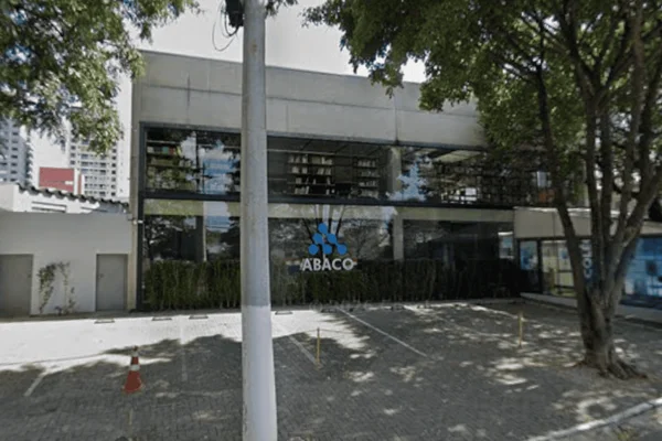 Imagem colorida da escola que teve aulas suspensas após surto de h1n1 entre alunos - Metrópoles