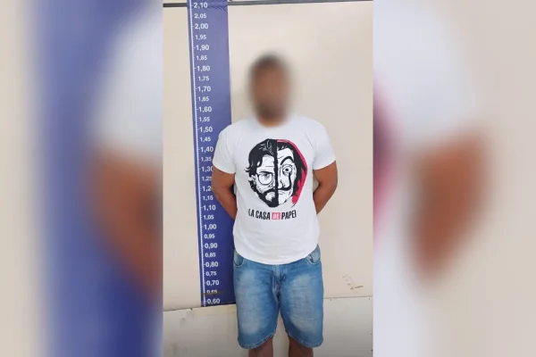 Homem que roubava usando camisa de La Casa de Papel é preso no Rio