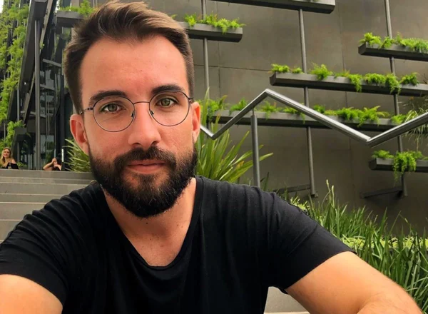 Eddie Prim, fundador de time gay de futebol, morre de Covid-19