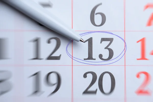 Calendário com sexta-feira 13 - Metrópoles