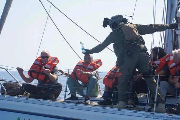Brasileiros de flotilha presos em Israel recebem visita de diplomatas