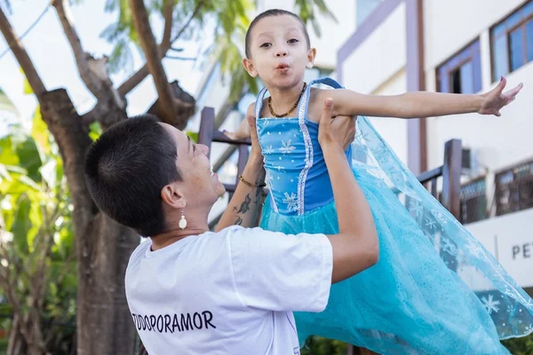 Mãe solo mobiliza comunidade na batalha final da filha contra o câncer