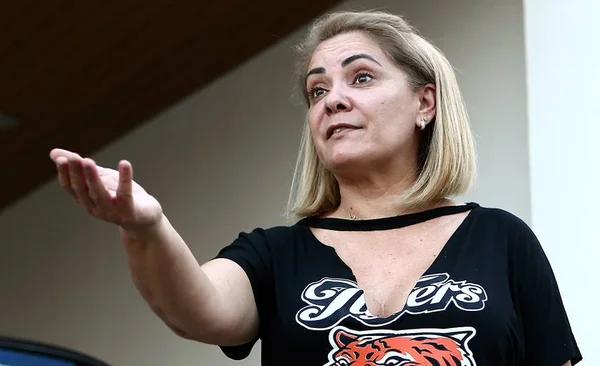 Cristina Bolsonaro, ex de presidenciável, fica longe da Câmara