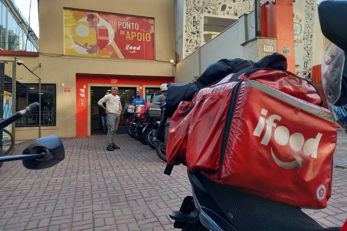 Ponto de apoio a entregadores do iFood, no Tatuapé na zona leste de São Paulo Ponto de apoio a entregadores do iFood, no Tatuapé na zona leste de São Paulo