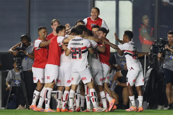 Jogadores do São Paulo comemorando gol diante do Vasco