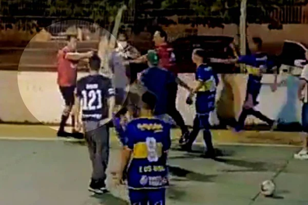 árbitro saca arma e aponta para jogadores em partida de futsal no RS