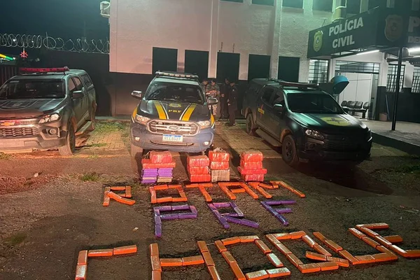 Maconha e policiais em frente de delegacia - Metrópoles
