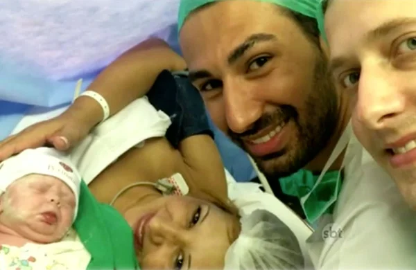 Em gesto de amor, avó gera filho de casal gay no Rio de Janeiro