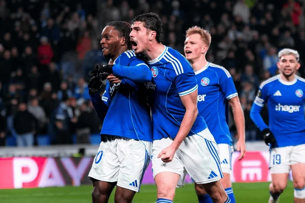 Jogadores do Strasbourg comemorando gol pela Conference League