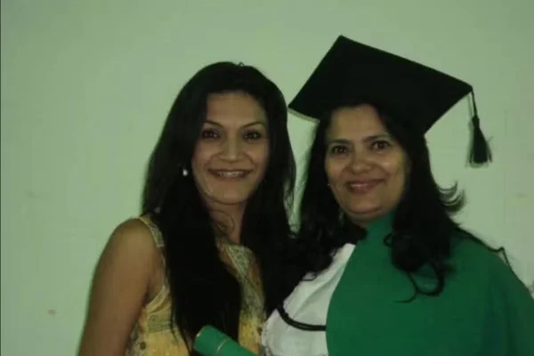 Imagem colorida, A assistente social Ercília Soares e a filha, a advogada Elisandra Pereira