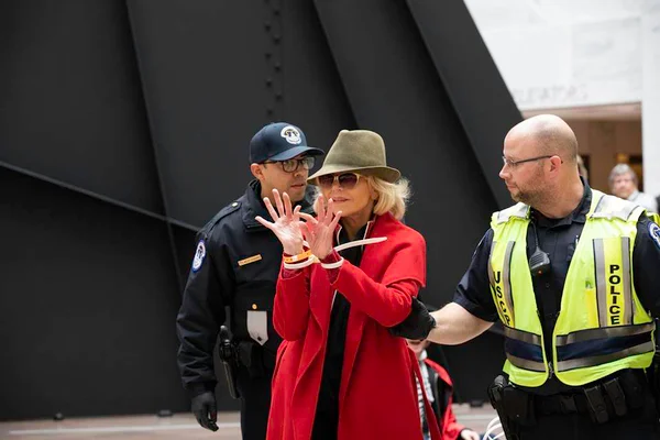Entenda por que Jane Fonda é presa todas as sextas-feiras