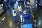 Ele chama o cúmplice, que vai até o local 