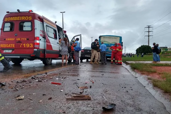 Acidente entre carro e ônibus deixa motorista ferido na BR-060