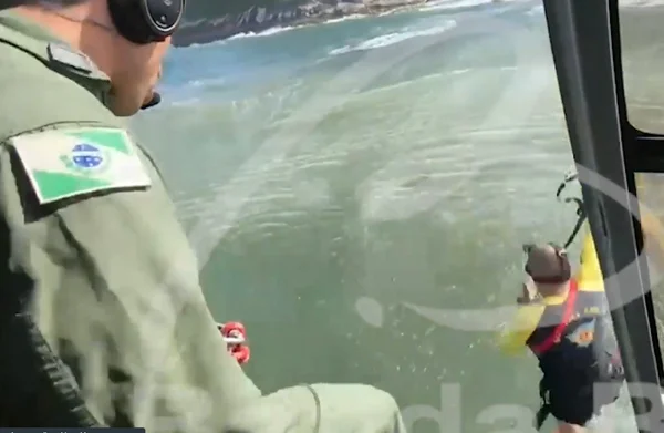 Vídeo: avó e neta se afogam em praia e são resgatadas por helicóptero