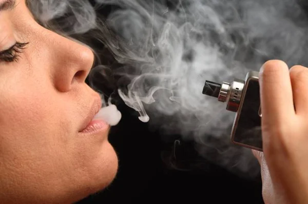 Pessoa fumando cigarro eletrônico- Metrópoles
