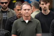 Bolsonaro tem anemia, pneumonia e lesões de pele retiradas