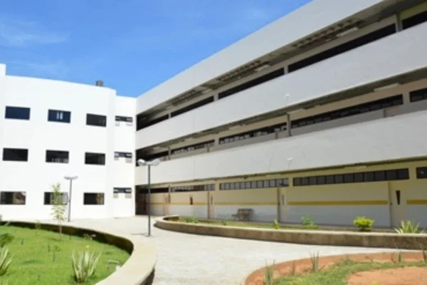 Imagem colorida de prédio de universidade em que estudantes relataram intoxicação alimentar após almoço em restaurante - Metrópoles