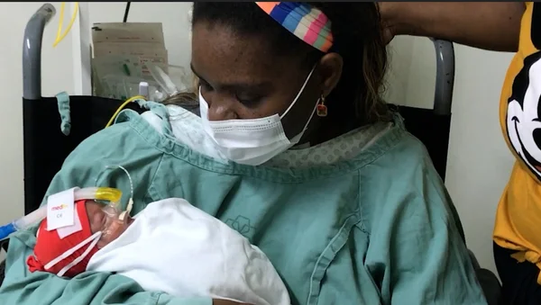 Milena, que deu à luz no coma, conhece a filha Flora Helena