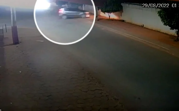 Carro desgovernado quebra muro de unidade de saúde em Planaltina de Goiás