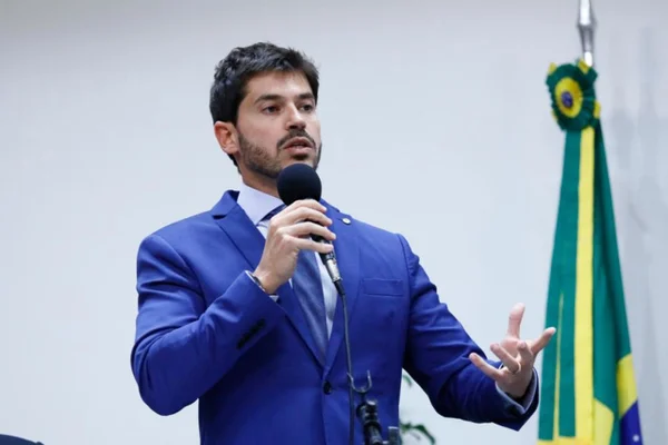 Vice do PSL diz que fusão com DEM é caminho para o país “fugir da polarização”