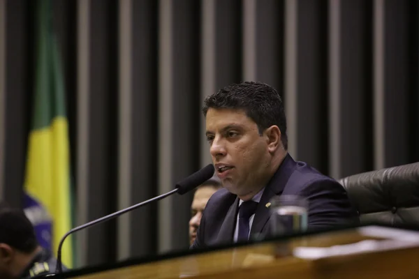 Vice-líder do governo apoia Deltan e assina lista contra sua cassação