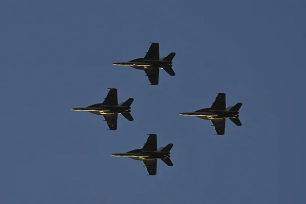 Imagem colorida mostra caças F-18 dos EUA - Metrópoles