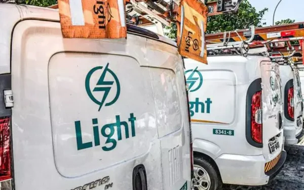 imagem colorida carros com o logotipo da Light - Metrópoles
