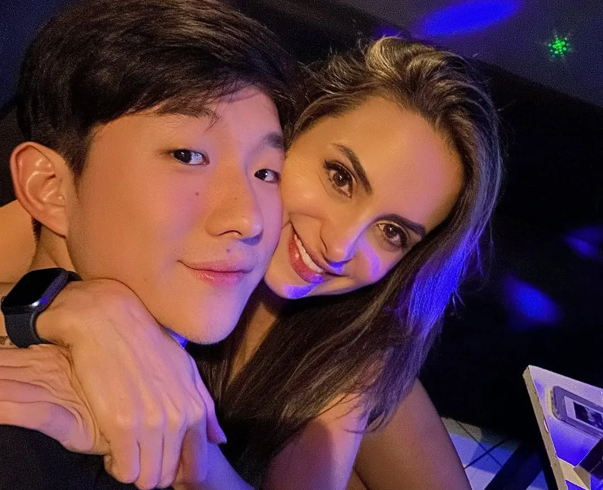 Pyong Lee e a namorada, Natália Nasser posam juntos e sorridentes Pyong Lee e a namorada, Natália Nasser posam juntos e sorridentes