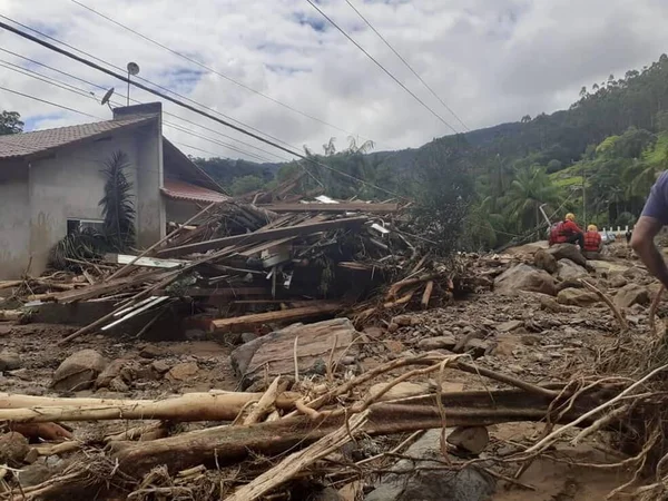 Sobe para 16 o número de mortes após fortes chuvas em Santa Catarina