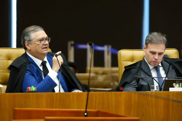 Ministros STF Flavio Dino e Andre Menonca durante sessao Supremo metropoles