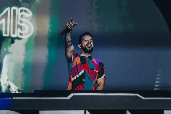 Dennis DJ com a mão levantada