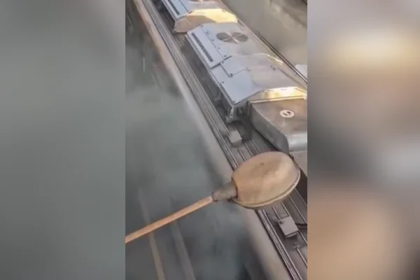 Imagem colorida de fumaça saindo de trem. Metrópoles