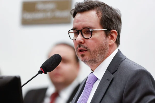 Imagem colorida presidente da Americanas, Leonardo Coelho, em depoimento à CPI da Americanas