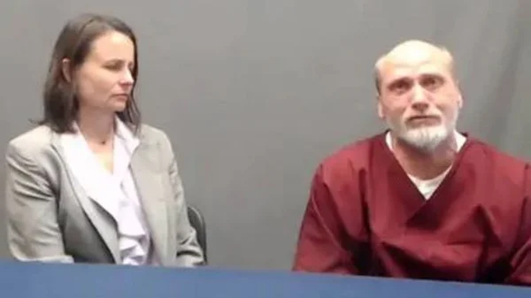 foto colorida de homem condenado próximo à advogada