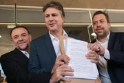 O senador Camilo Santana, o ministro-chefe da secretaria-Geral da Presidência Guilherme Boulos e o presidente do PT Edinho Silva, formaliza a autorização de quebra de sigilo de Lula no TSE. 
