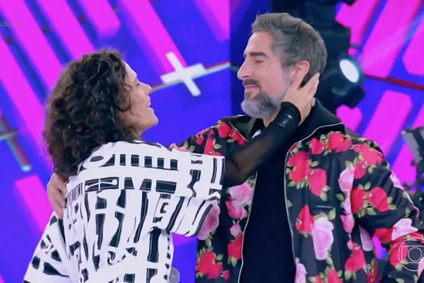 Marcos Mion chora com homenagem de Zélia Duncan ao filho Romeo