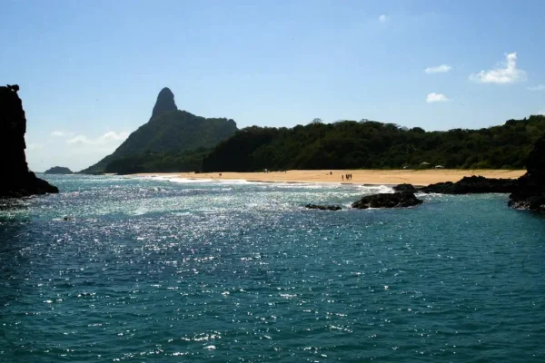 Imagem colorida, trilha em Fernando de Noronha- Metrópoles
