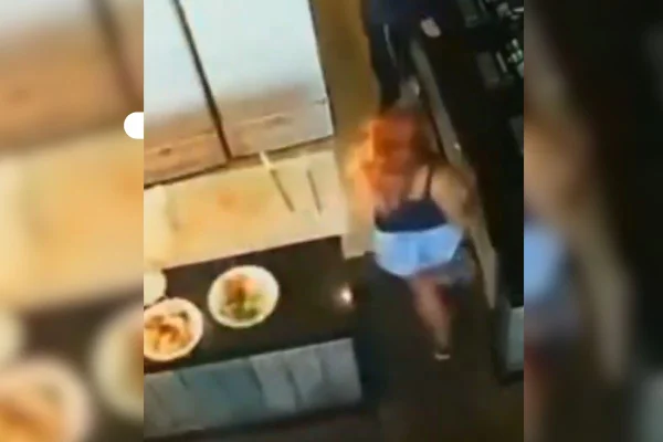 Foto colorida de vídeo de mulher que teve o cabelo incendiado em restaurante de Minas Gerais - Metrópoles