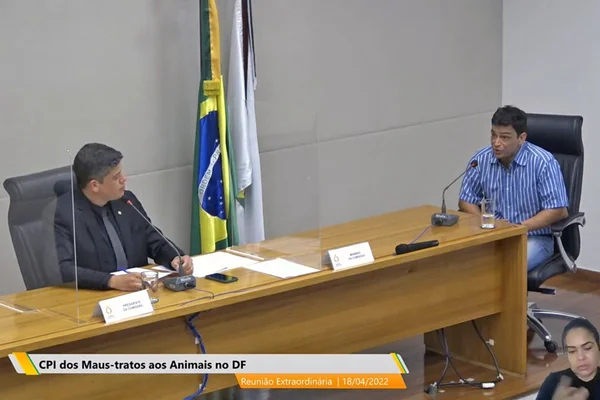 Dono de pet shop em que cachorro Ted morreu, na ponta da mesa e usando azul, pede perdão pelo acontecimento. Ele depõe na Comissão de Maus Tratos a Animais da CLDF, presidida pelo deputado Daniel Donizet - Metrópoles