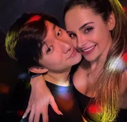 Pyong Lee e a namorada, Natália Nasser posam juntos durante festa Pyong Lee e a namorada, Natália Nasser posam juntos durante festa