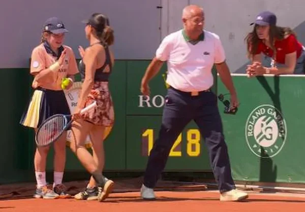 Vídeo: Tenista acerta bolada em gandula e é eliminada de Roland Garros