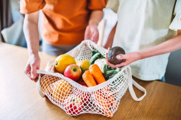 Imagem colorida de pessoa com frutas e vegetais