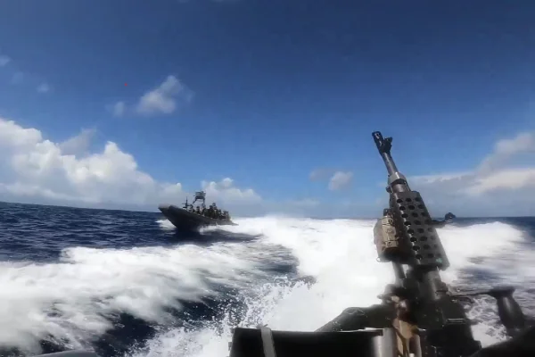 Imagem colorida de fuzileiros dos EUA atirando no Caribe - Metrópoles