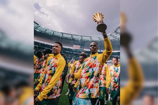 Jogadores de Senegal exibem taça da Copa Africana de Nações em amistoso