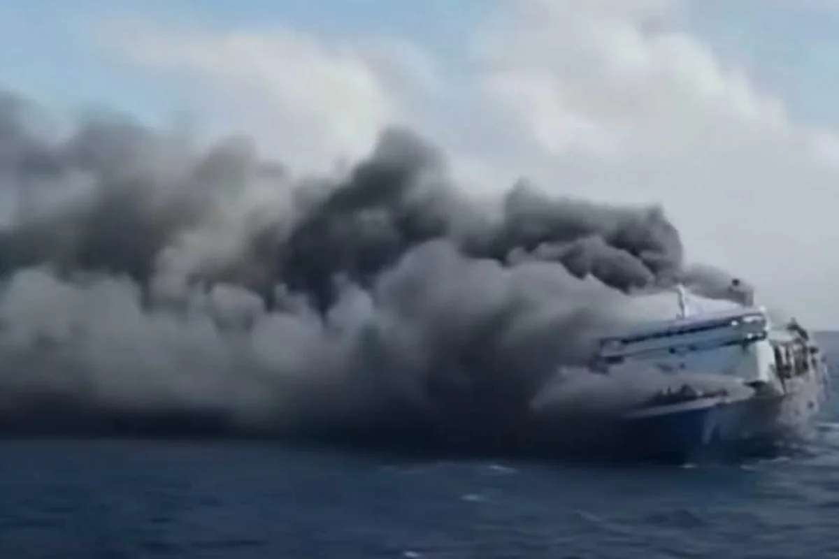 Balsa pega fogo na Indonésia; 5 morrem e 41 estão desaparecidos. Vídeo