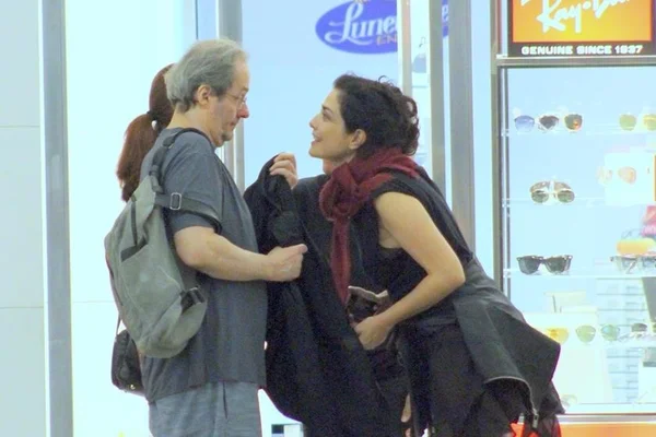 Letícia Sabatella é flagrada aos beijos com Daniel Dantas em shopping