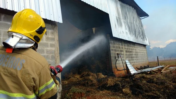 Bombeiros combateram incêndio em galpão do Haras Calis