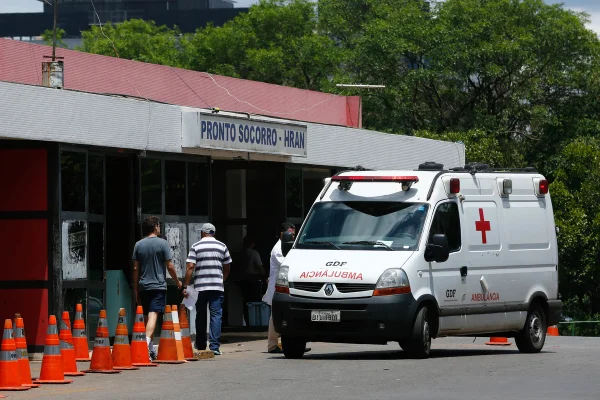 Revoltados pela demora no atendimento, pacientes atacam hospitais